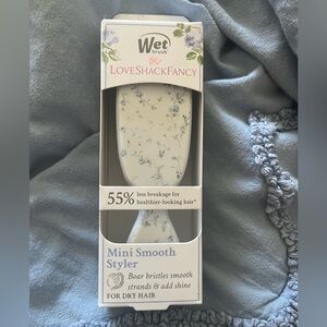 Wet Brush x LoveShackFancy Original Detangler English ivy blue floral